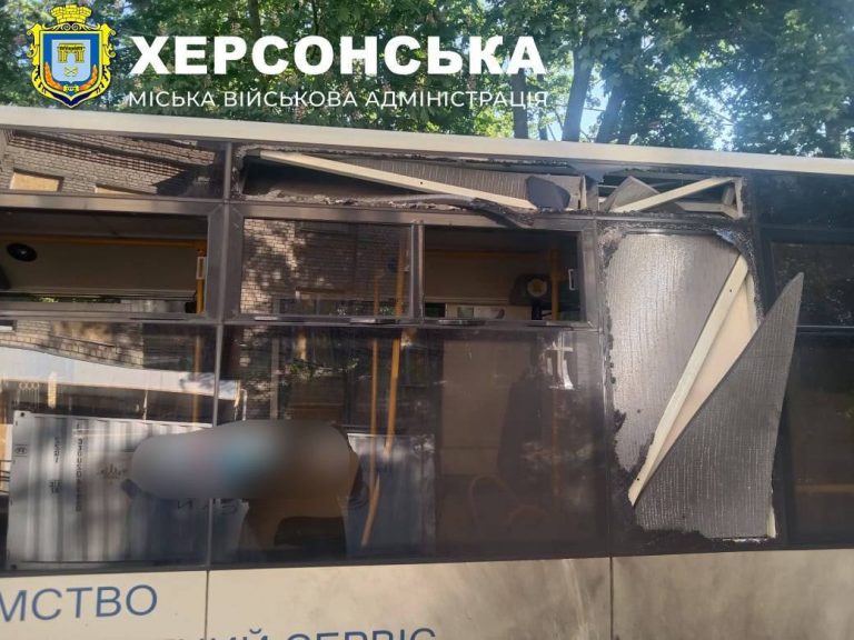 росіяни обстріляли автобус в Херсоні: постраждали п'ятеро людей (ФОТО) 7 photo 2025 05 20 08 17 14