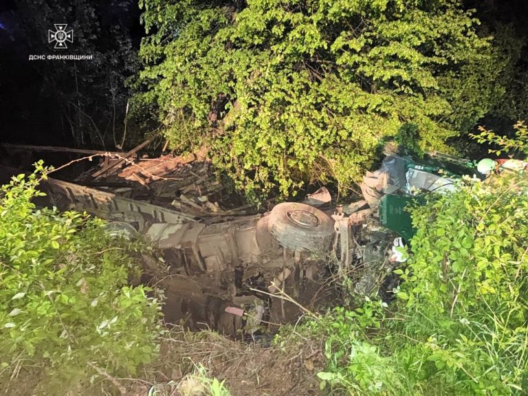 У Болехові перекинулася вантажівка: водія "вирізали" з кабіни (ФОТО) 10 photo 2025 05 22 08 31 57