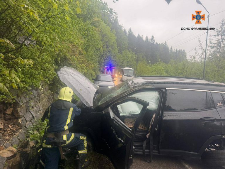 У Яремче автівка зіштовхнулася з підпірною стіною (ФОТОФАКТ) 9 photo 2025 05 24 09 29 54