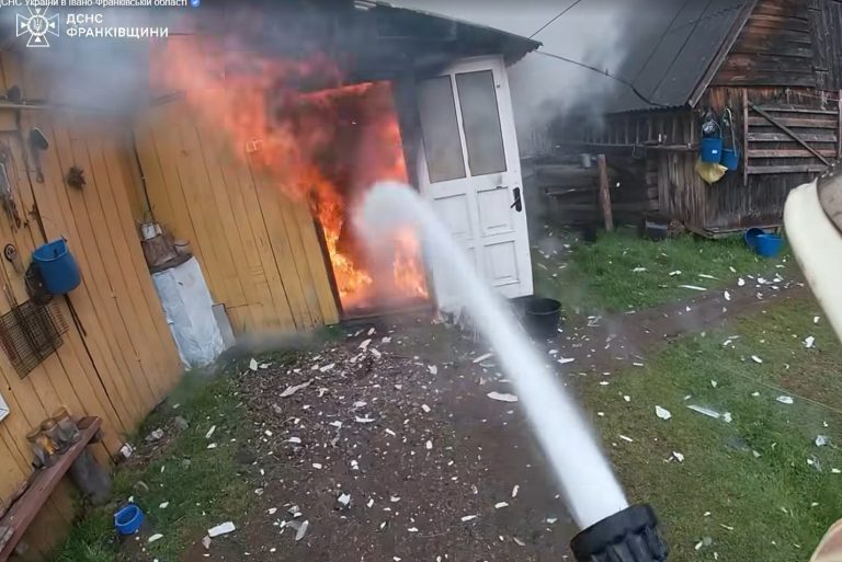 У Ворохті горіла літня кухня: рятувальники показали ліквідацію пожежі (ВІДЕО) 12 photo 5274021210591727106 w 1 e1747311370394