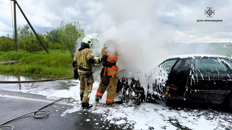 На Франківщині серед дороги загорівся легковик (ФОТО) 10 photo 5285081210940420499 w