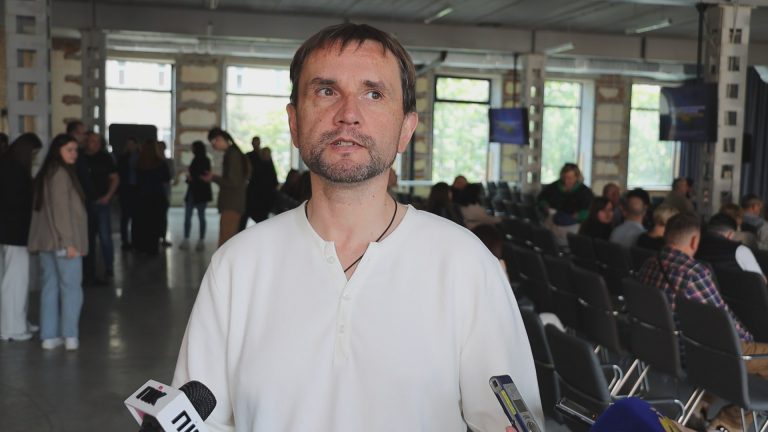 "Нам не зупинити агресора поступками", - історик В'ятрович у Франківську (ВІДЕО) 4 photo 5294190965424257286 w