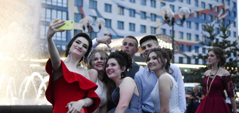 Дорожче ніж у 2024: у скільки українським батькам цьогоріч обійдеться випускний