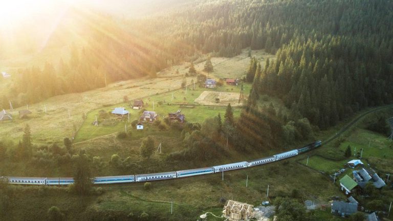 Укрзалізниця призначає додатковий потяг до Карпат: коли курсуватиме
