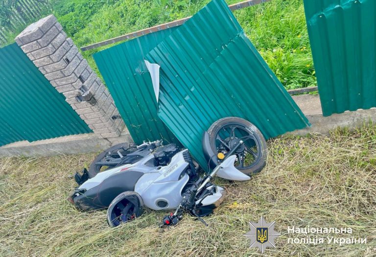 У Коломиї неповнолітній мотоцикліст з'їхав у кювет та зіткнувся з огорожею (ФОТО) 4 493498948 714786037862295 7388093747078058188 n