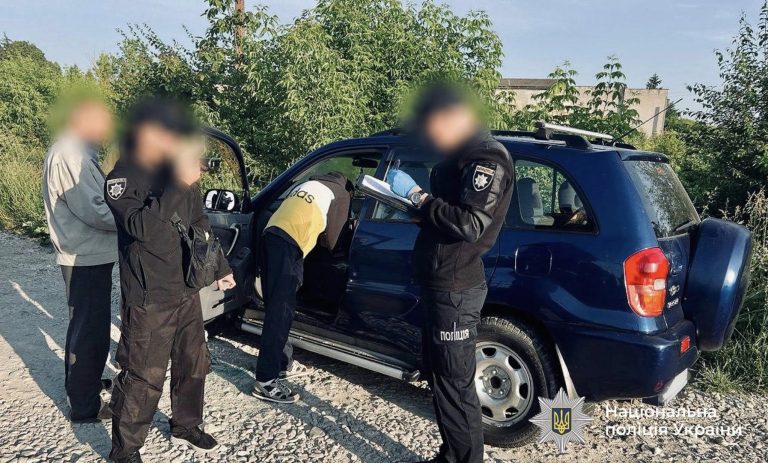 У Коломиї зловмисник вночі проник у приватний будинок та вкрав авто (ФОТО) 7 У Коломиї зловмисник вночі проник у приватний будинок та вкрав авто (ФОТО)
