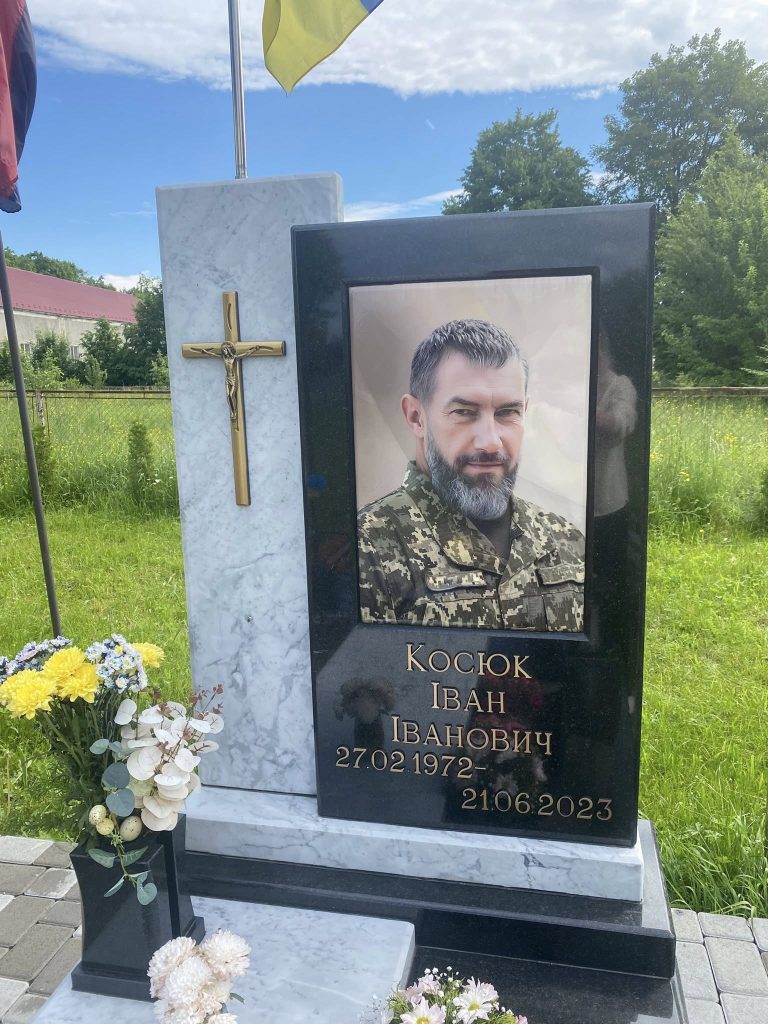 На Прикарпатті з могил полеглих захисників викрали репліки медалей (ФОТО) 12 503784395 3152614534906150 4983201057718654594 n 1