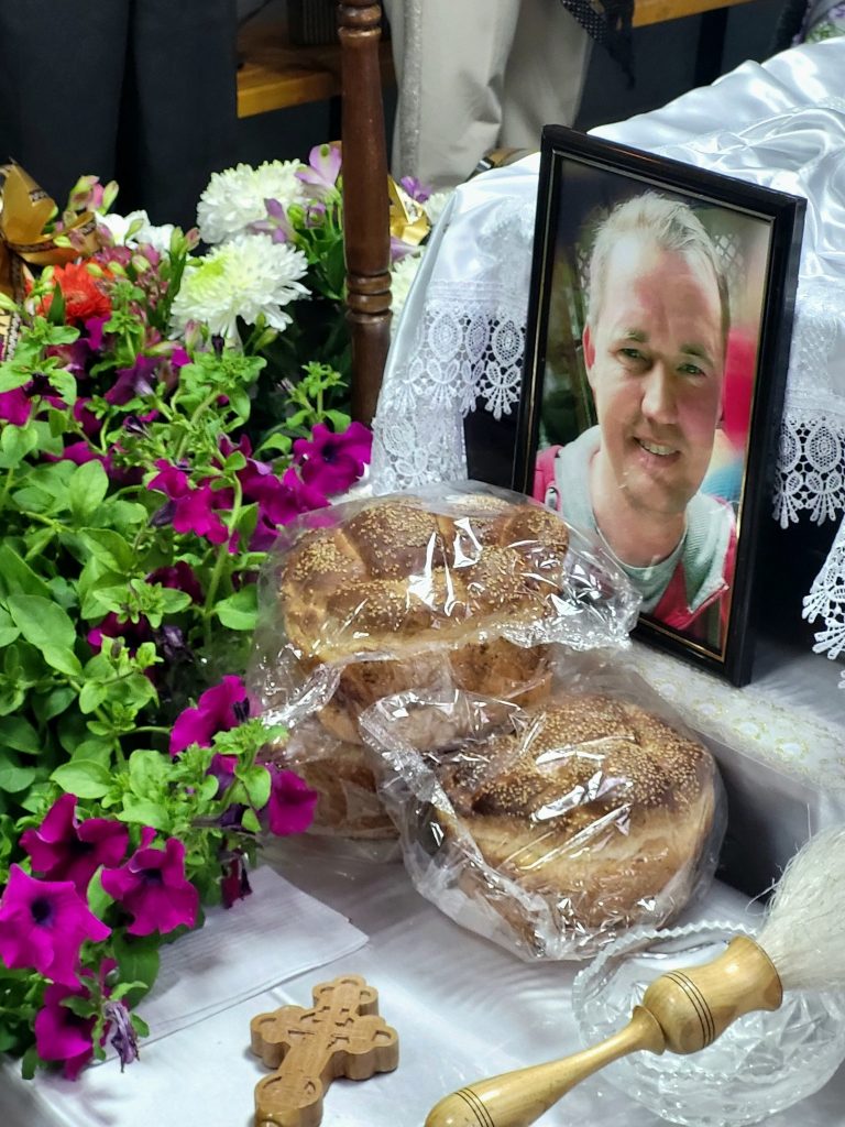 Любив тварин і робив добро: у Бурштині попрощалися із захисником Ярополком Янечком