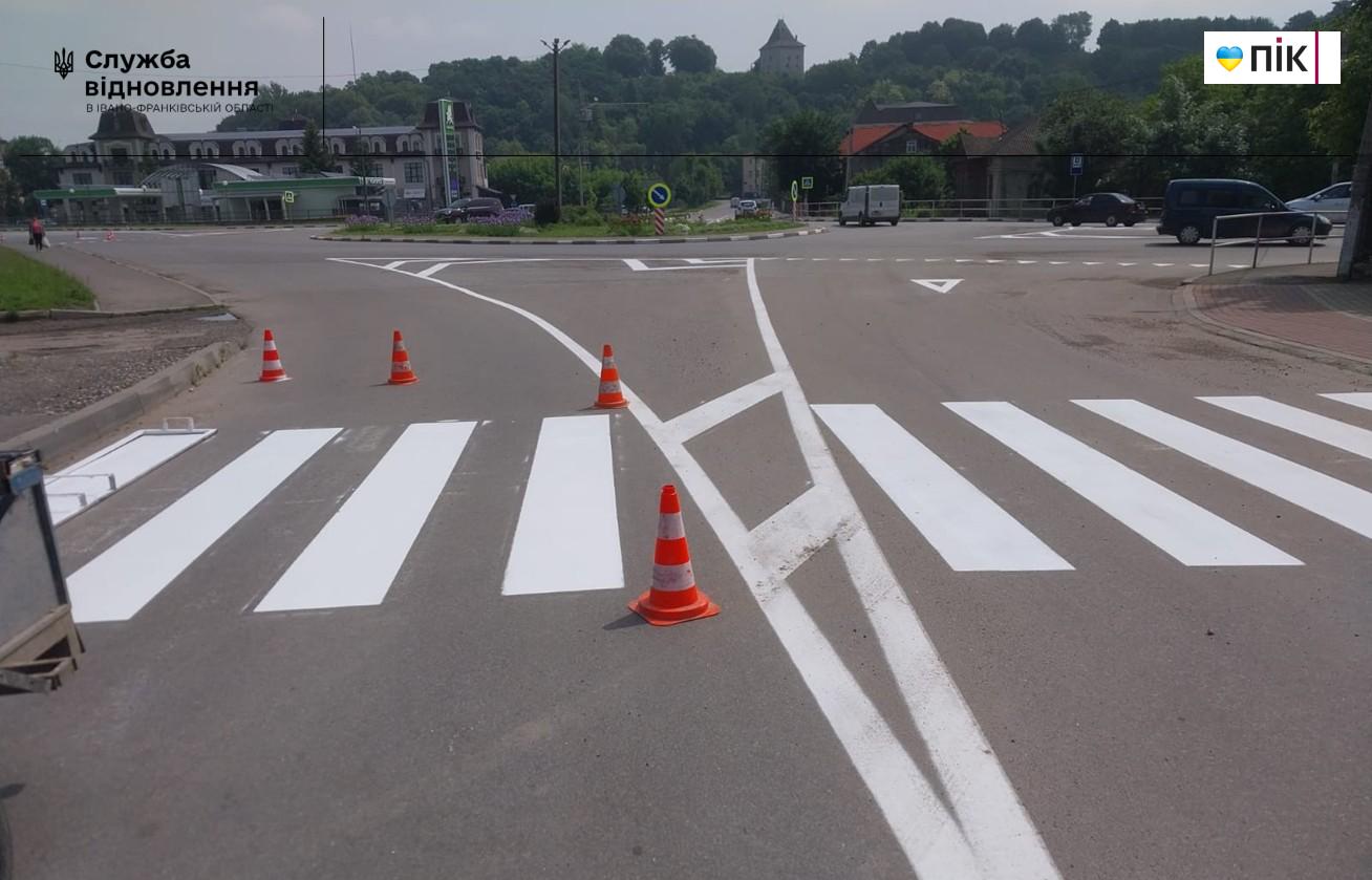 Латають ями та зміцнюють узбіччя: які роботи проводять на дорогах Франківщини (ФОТО) 1 504017362 1011613201131970 6865806845363670040 n