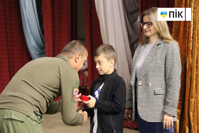 У Долині дітям полеглих захисників вручили пам'ятні кулони "Батьківське серце" (ФОТО) 1 У Долині дітям полеглих захисників вручили пам'ятні кулони "Батьківське серце" (ФОТО)