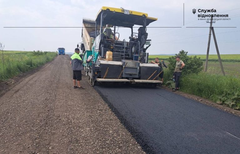 Латають ями й оновлюють розмітки: які роботи проводять на дорогах Прикарпаття (ФОТО) 12 Латають ями й оновлюють розмітки: які роботи проводять на дорогах Прикарпаття (ФОТО)