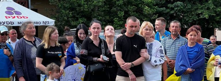 У Ворохті зустріли звільненого з полону Юрія Варцаб'юка (ФОТО) 7 У Ворохті зустріли звільненого з полону Юрія Варцаб'юка (ФОТО)