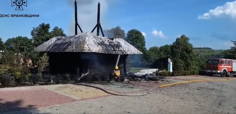 На Коломийщині горіла дзвіниця церкви «Пресвятої Трійці» (ВІДЕО)