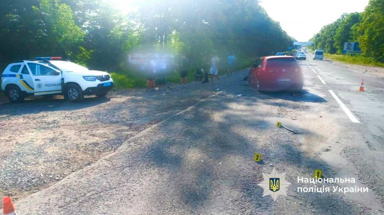 На Калуському шосе зіткнулися автомобіль Volkswagen та мотоцикл: загинула дівчина (ФОТО) 3 На Калуському шосе зіткнулися автомобіль Volkswagen та мотоцикл: загинула дівчина (ФОТО)