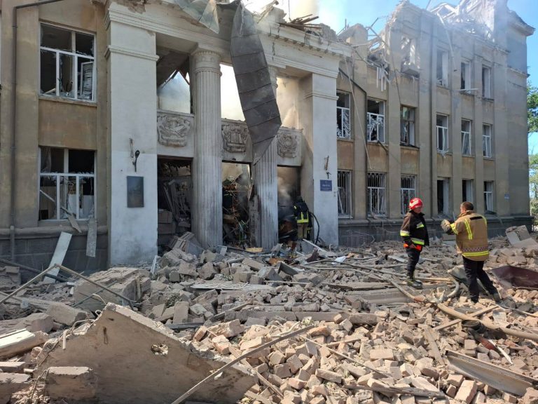 Росіяни вдарили балістичною ракетою по ліцею в Білгород-Дністровському (ВІДЕО)
