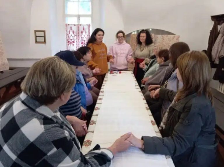 "Рушник зцілення": у Переяславі жінки, які втратили рідних на війні, вишивають сакральне полотно пам’яті 5 6 1