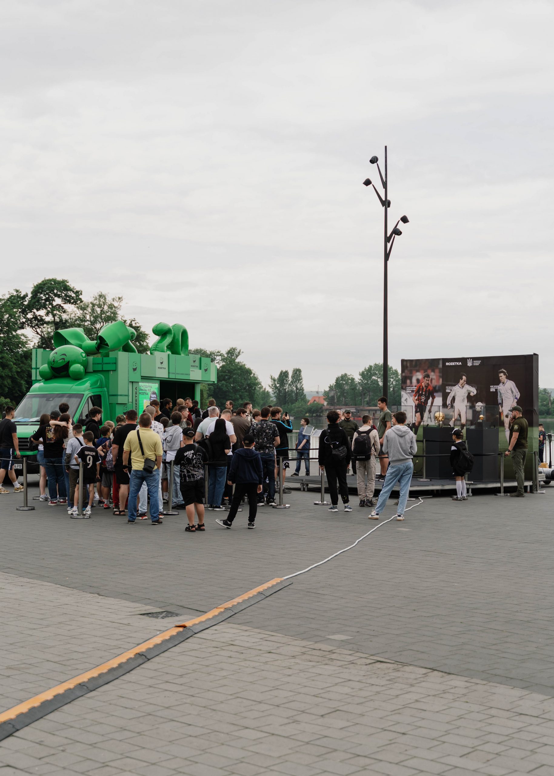 Blagodijnyj pop ap ROZETKA bilya instalyatsiyi  Zoloti m yachi  1 scaled