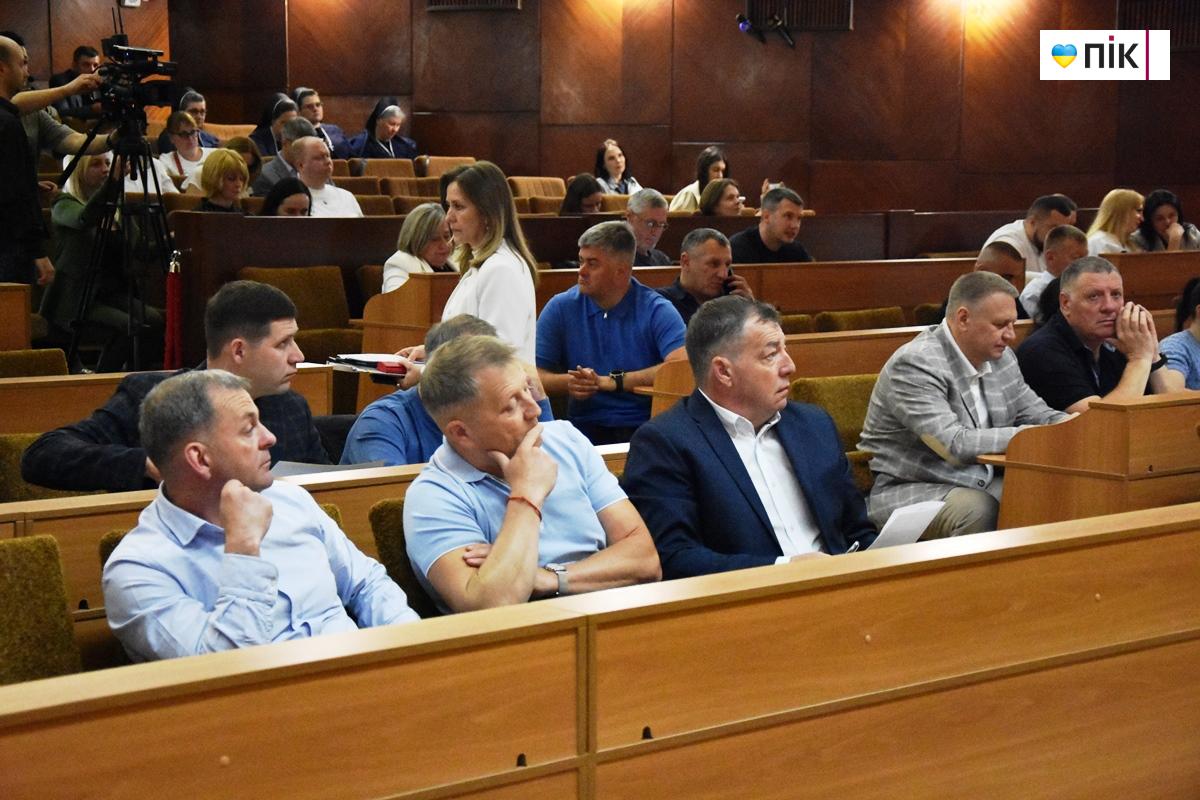 Звернення, нагороди та нові призначення: як минула сесія Франківської обласної ради (ФОТО) 13 DSC 0041