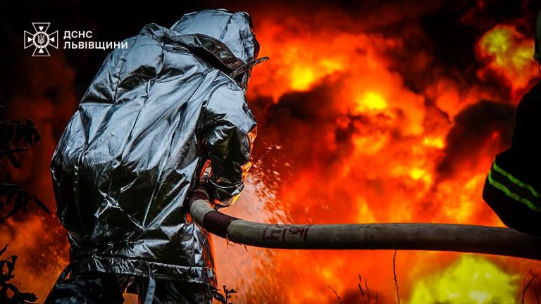 На Львівщині 12 годин ліквідовували пожежу спричинену ракетно-дроновою атакою (ФОТО) 2 FB IMG 1751279681111