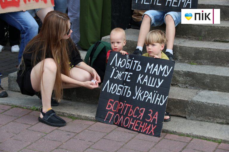 У Франківську відбулася акція на підтримку полонених та зниклих безвісти воїнів (ФОТО) 10 IMG 0599 resize