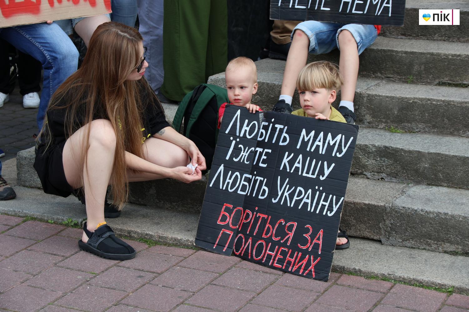 У Франківську відбулася акція на підтримку полонених та зниклих безвісти воїнів (ФОТО) 33 IMG 0599 resize