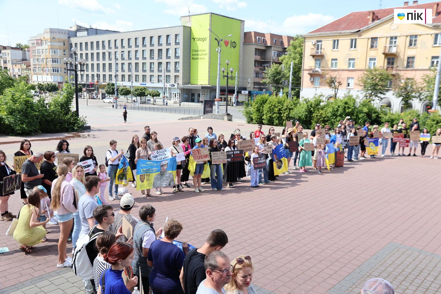 У Франківську відбулася акція на підтримку полонених та зниклих безвісти воїнів (ФОТО) 26 IMG 0675 resize