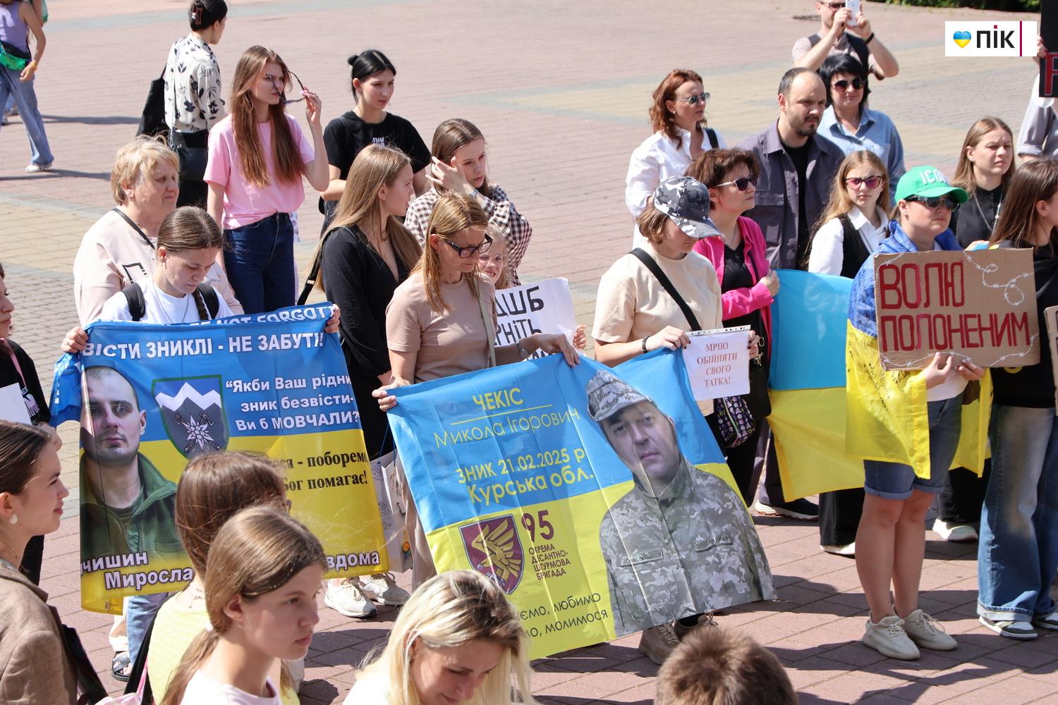 У Франківську відбулася акція на підтримку полонених та зниклих безвісти воїнів (ФОТО) 18 IMG 0823 resize