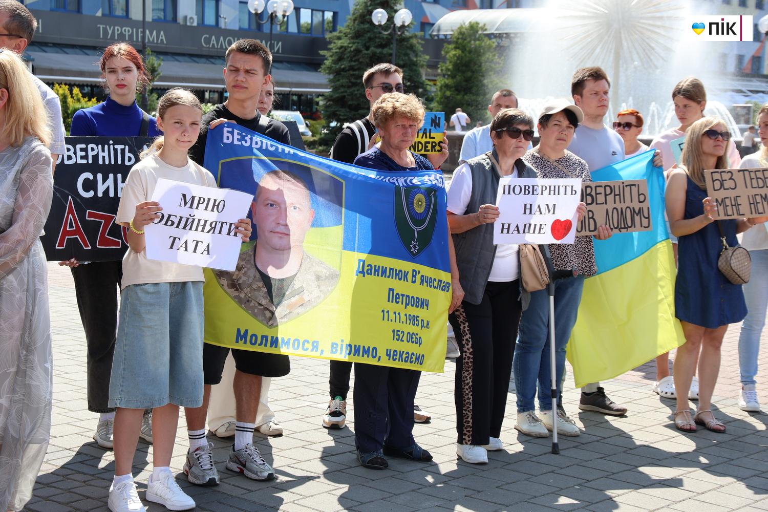 У Франківську відбулася акція на підтримку полонених та зниклих безвісти воїнів (ФОТО) 16 IMG 0855 resize