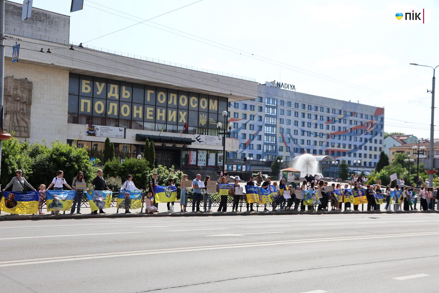 У Франківську відбулася акція на підтримку полонених та зниклих безвісти воїнів (ФОТО) 34 IMG 1235 resize