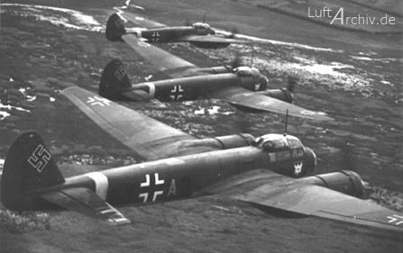 Ju 88 des III. KG 51 im Verbandsflug Kettenreihe links