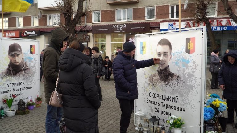 У Надвірній нагадали про заборону масових заходів у дні прощання з воїнами