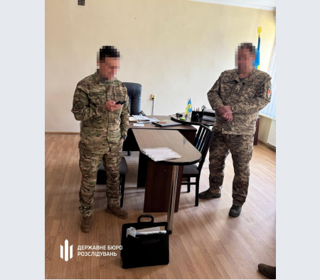 На Франківщині викрили посадовця ТЦК, який фальсифікував дані про мобілізованих 2 na ivano frankivshhini vikrito posadovcya tck yakij falsifikuvav dani pro mobilizovanih 4 450x395 4fd