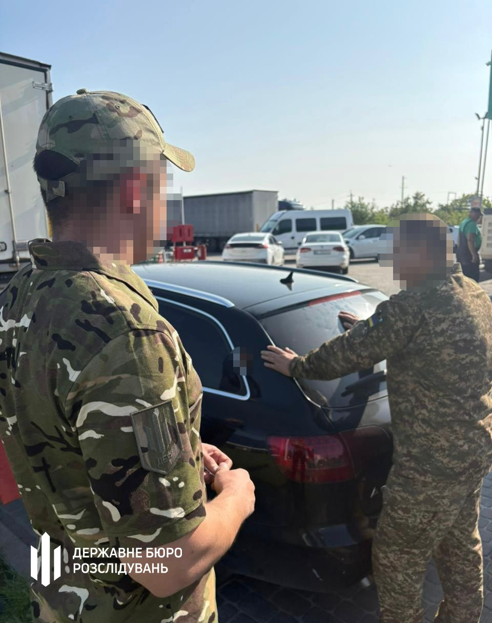 na lvivshhini dbr vikrilo pidpolkovnika yakij brav 15 tis evro za nezakonne perepravlennya vijskovozobovyazanogo cherez kordon 3
