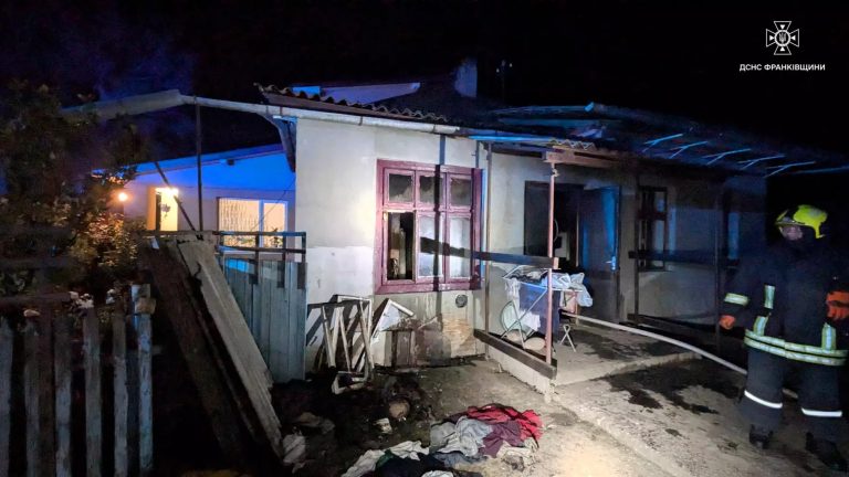 У Коломиї горів житловий будинок: постраждав чоловік (ФОТО) 1 photo 5330445969780763464 w