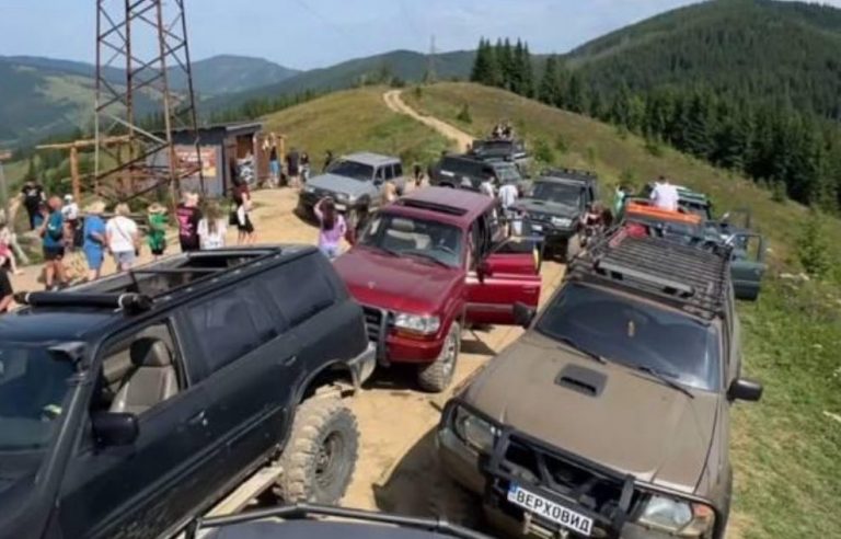 У відомстві наголосили, що не кожен виїзд у гори на джипах є порушенням.
