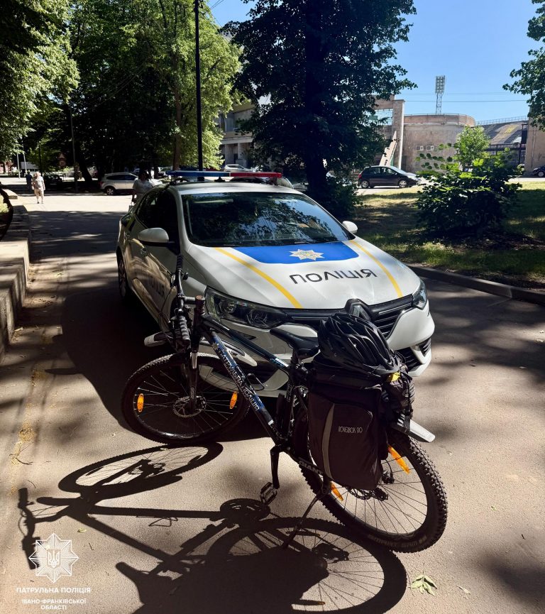 "Нишпорив у траві": у Франківську затримали підозрілого чоловіка