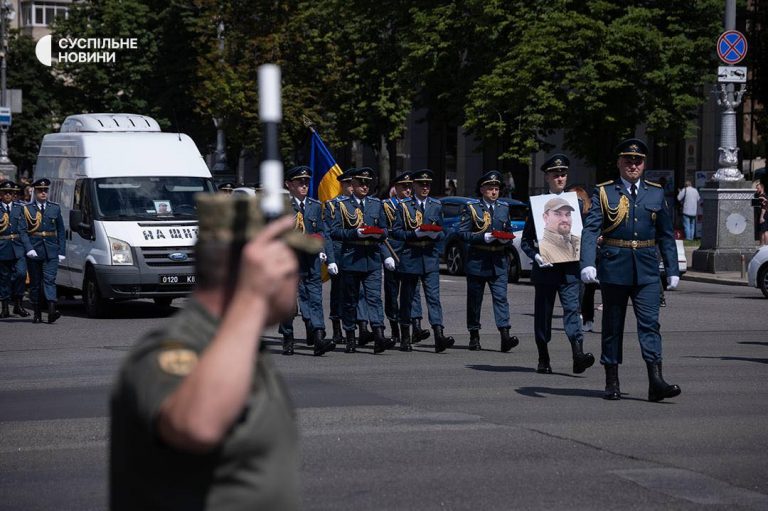Був льотчиком першого класу: в Києві попрощалися з Максимом Устименком