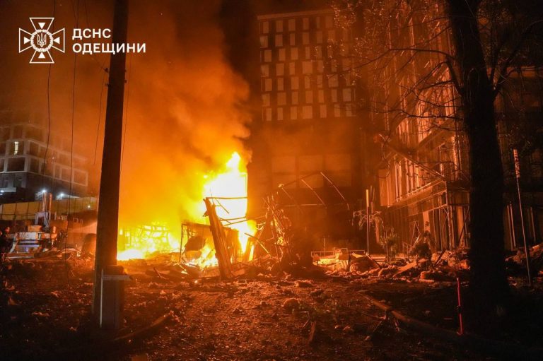 В Одесі через нічну атаку росіян загинув охоронець (ФОТО, ВІДЕО)
