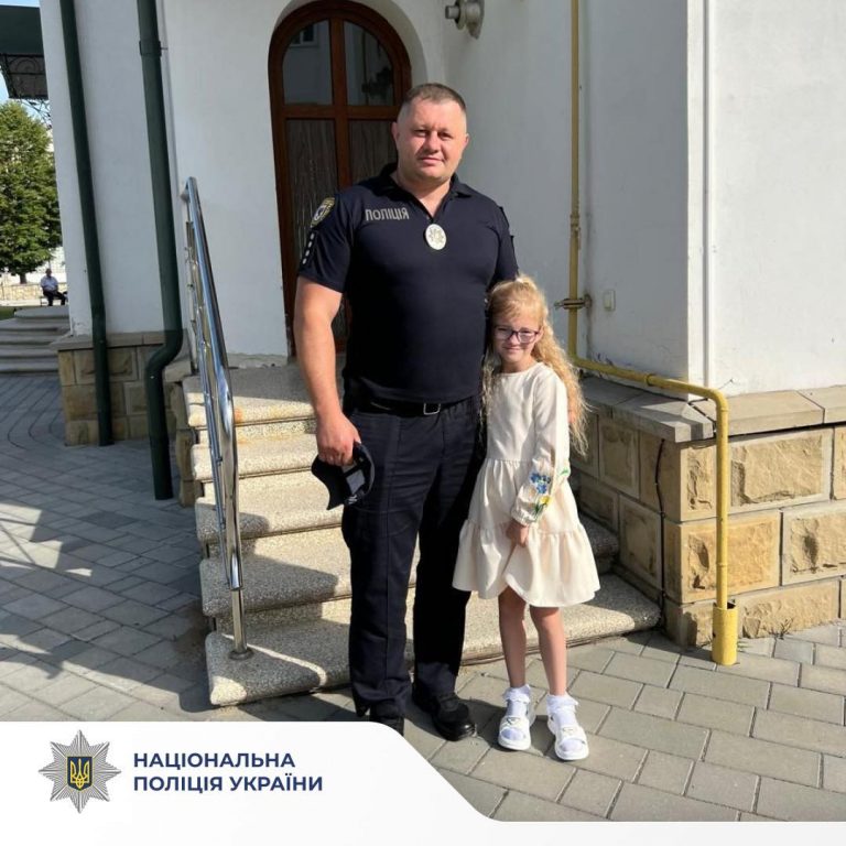 У Надвірній поліцейський врятував дівчинку, яка подавилася цукеркою 6 516518583 740518795289019 7692536491728105020 n