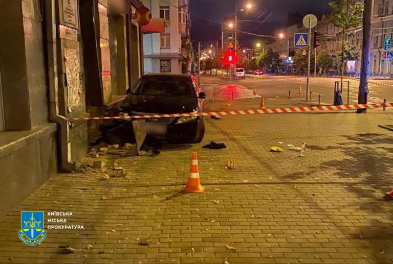 У Києві п'яний працівник прокуратури на тротуарі збив жінку (ФОТО)