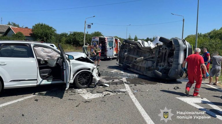 На Коломийщині зіткнулися автобус Volkswagen та авто Audi (ФОТО)