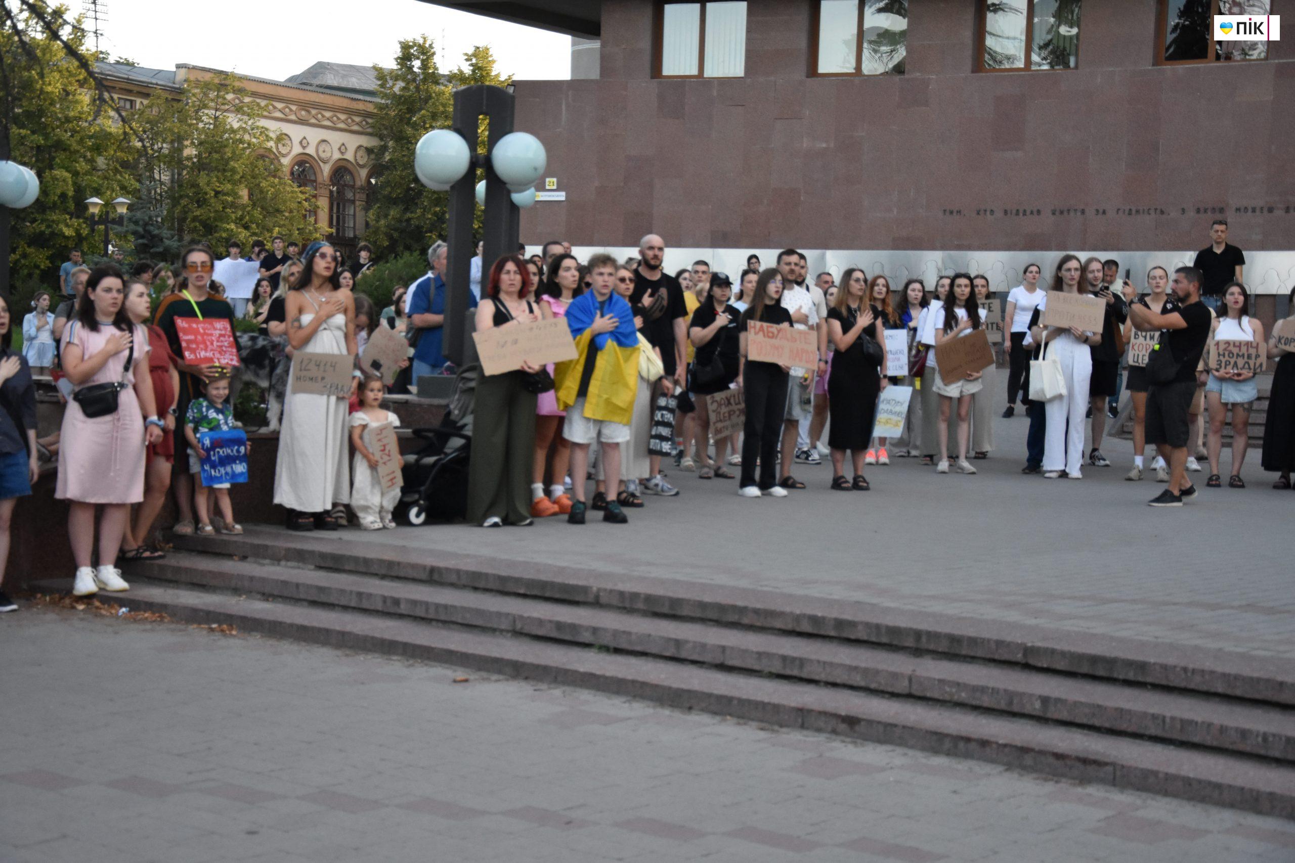 Люди Прикарпаття: на акції протесту через закон щодо НАБУ і САП (ФОТО) 17 DSC 0461 scaled