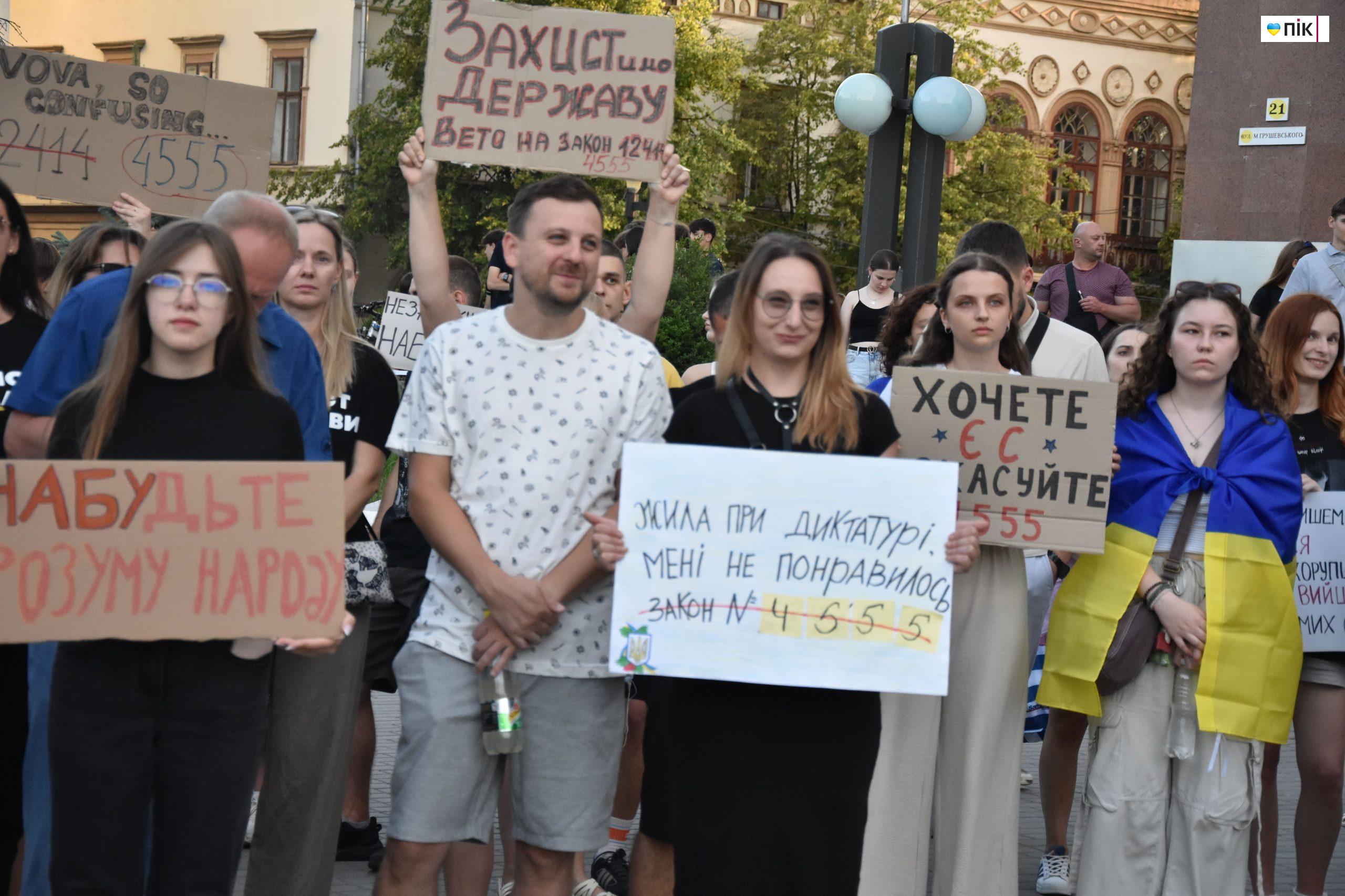 Люди Прикарпаття: на акції протесту через закон щодо НАБУ і САП (ФОТО) 9 DSC 0475 scaled