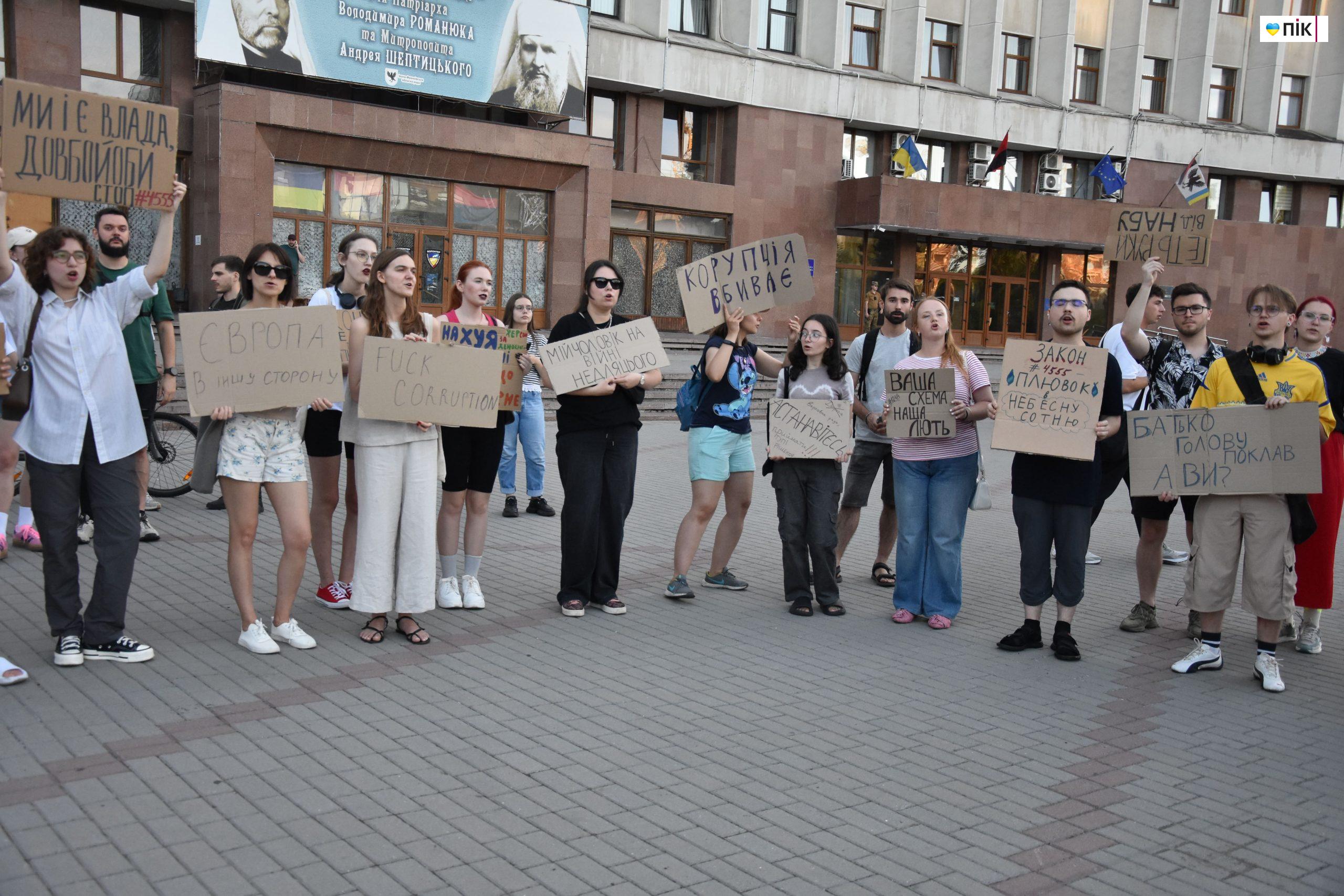 Люди Прикарпаття: на акції протесту через закон щодо НАБУ і САП (ФОТО) 15 DSC 0485 scaled