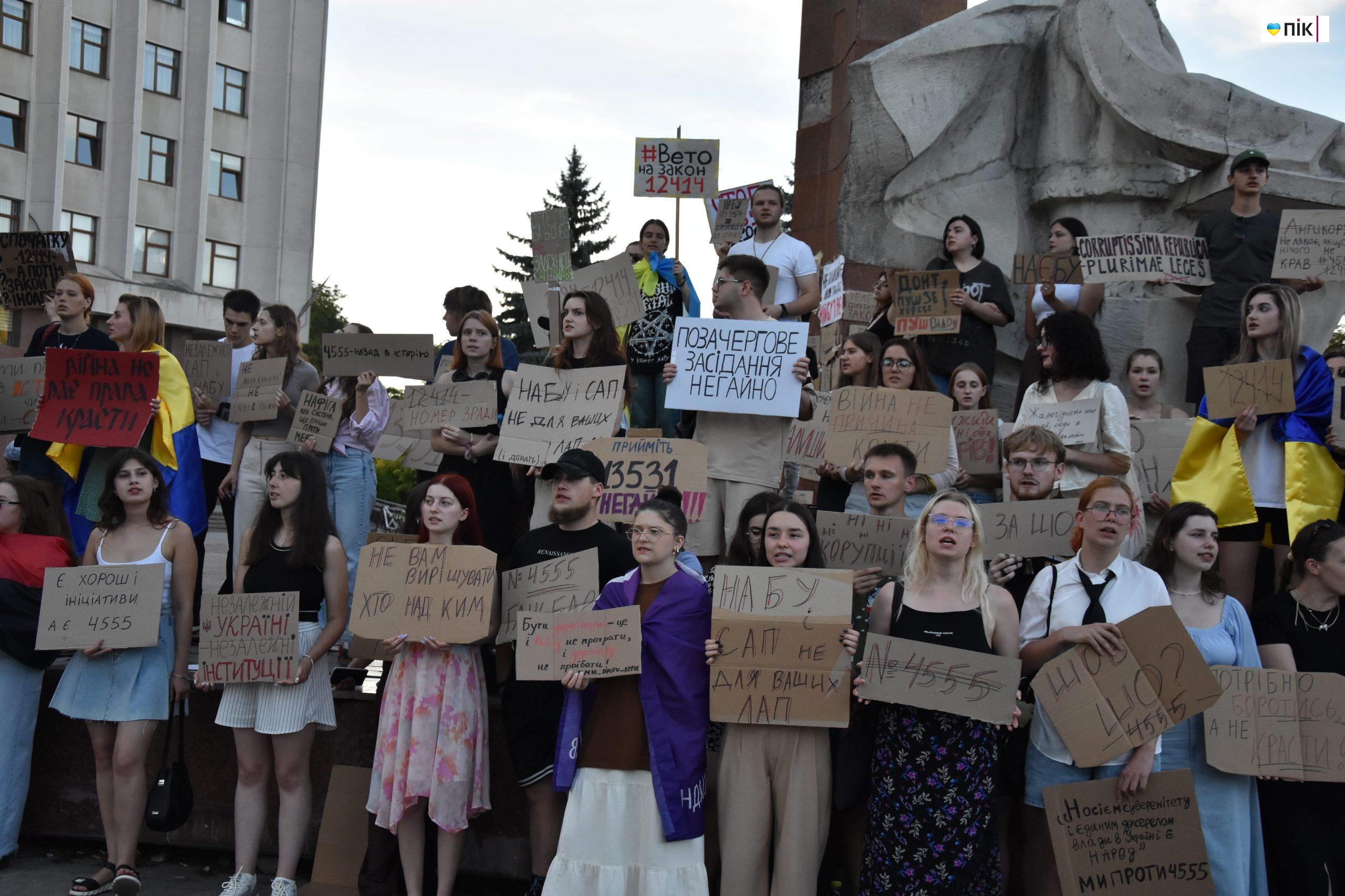 Люди Прикарпаття: на акції протесту через закон щодо НАБУ і САП (ФОТО) 5 DSC 0506 scaled