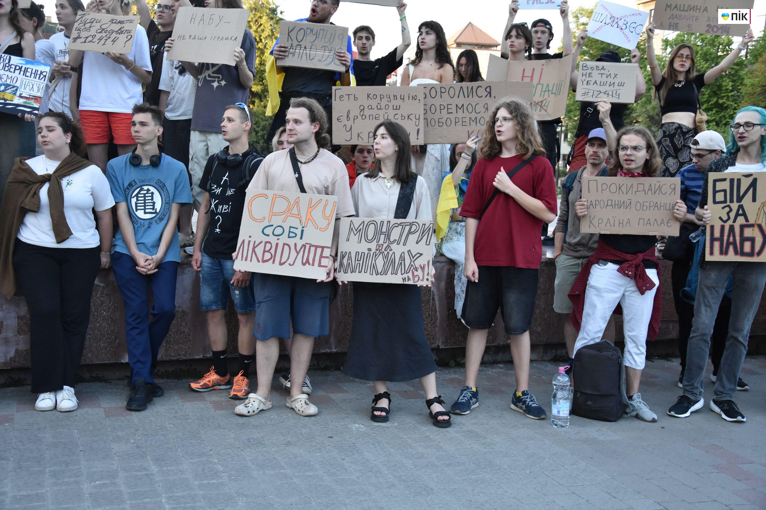 Люди Прикарпаття: на акції протесту через закон щодо НАБУ і САП (ФОТО) 2 DSC 0509 scaled