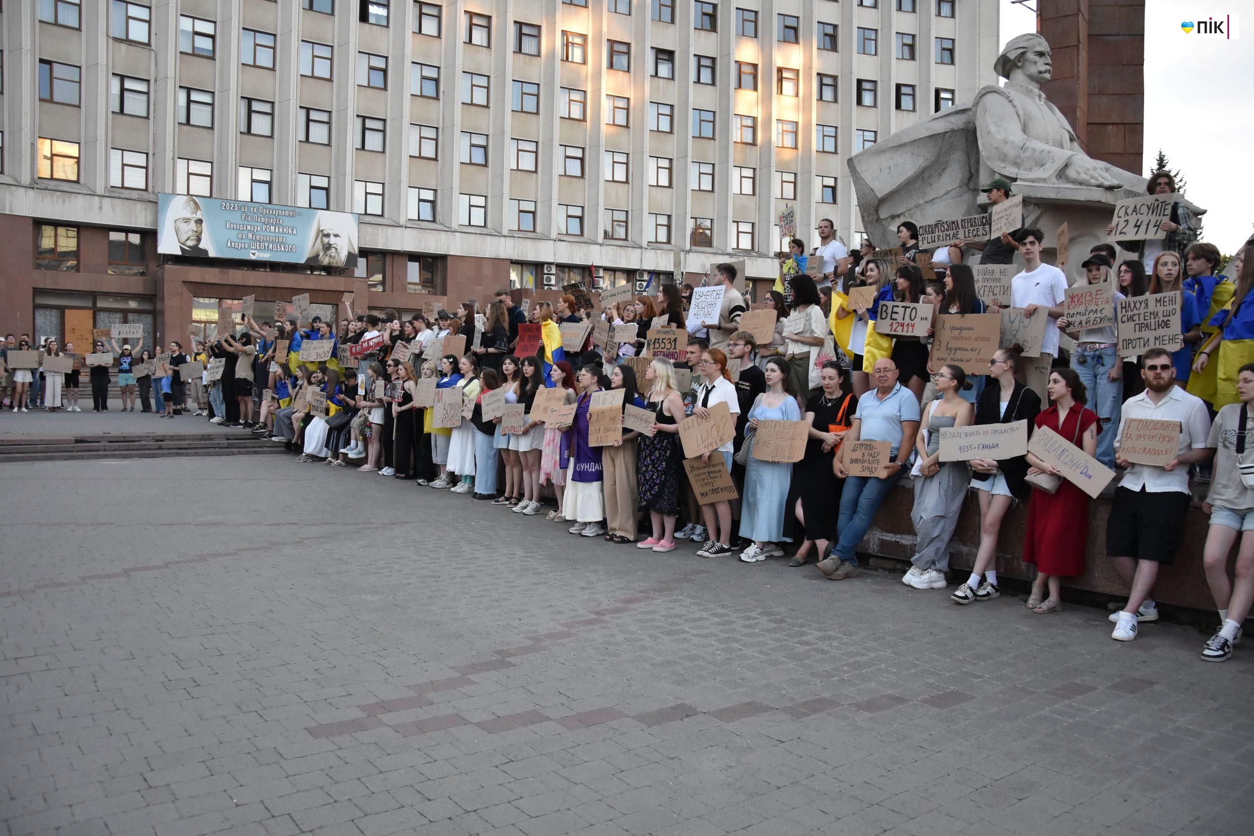 Люди Прикарпаття: на акції протесту через закон щодо НАБУ і САП (ФОТО) 14 DSC 0510 scaled