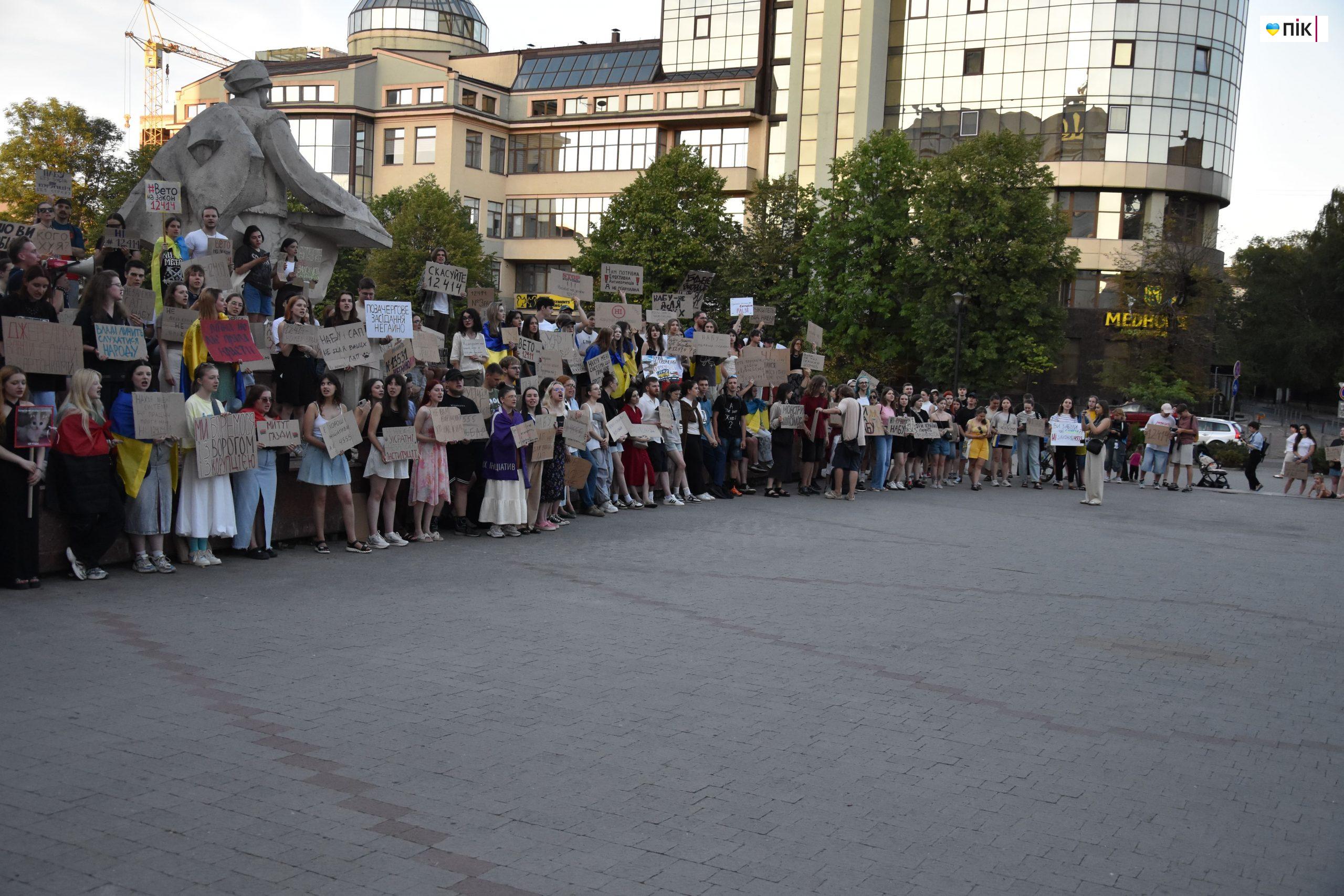 Люди Прикарпаття: на акції протесту через закон щодо НАБУ і САП (ФОТО) 12 DSC 0521 scaled