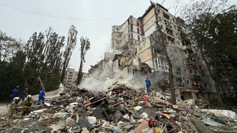 росіяни вдарили по багатоповерхівці у Києві: зруйнований під'їзд (ФОТО) 12 IMG 20250731 064421 565