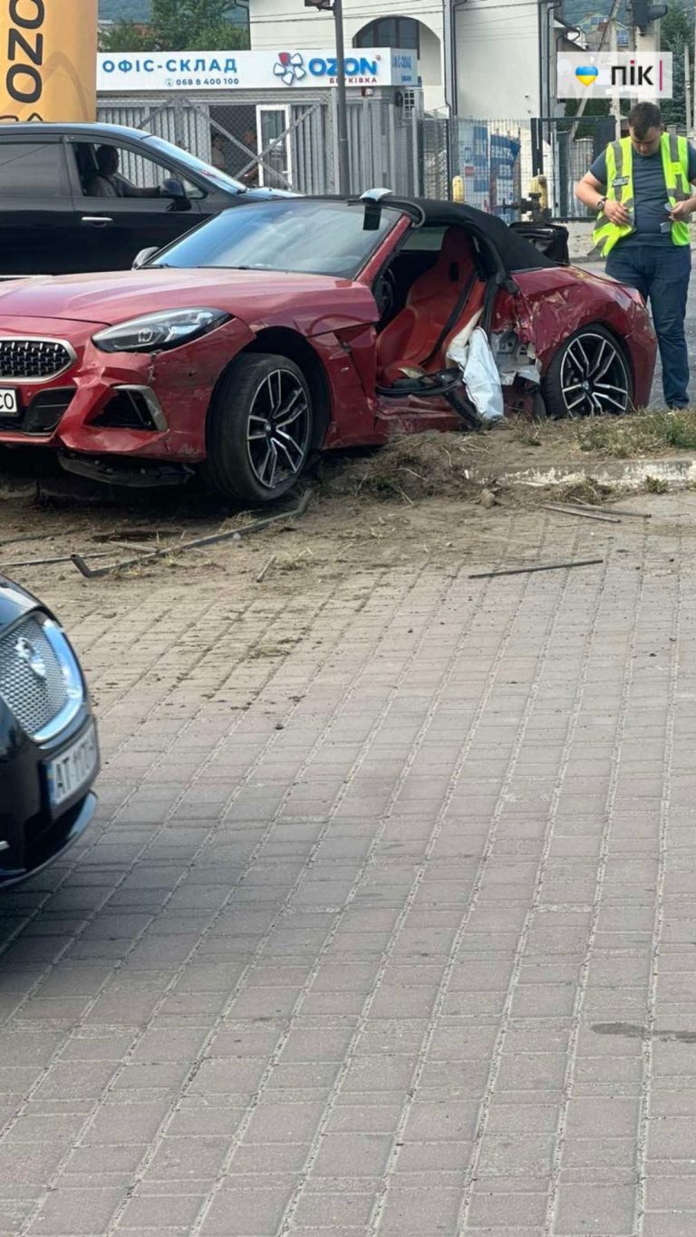 У Франківську зіткнулися два автомобілі: один із легковиків перекинувся (ВІДЕО) 2 Zastavka do Rils 7
